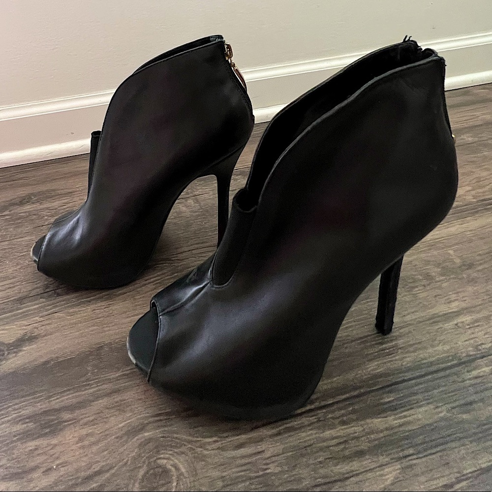 GUESS - Woman Ankle Bootie - Size 8 - Black